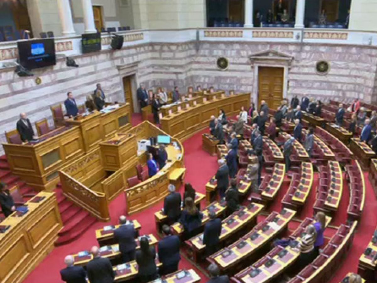 Ενός λεπτού σιγή στη Βουλή για τους 57 νεκρούς του σιδηροδρομικού δυστυχήματος στα Τέμπη, δείτε βίντεο