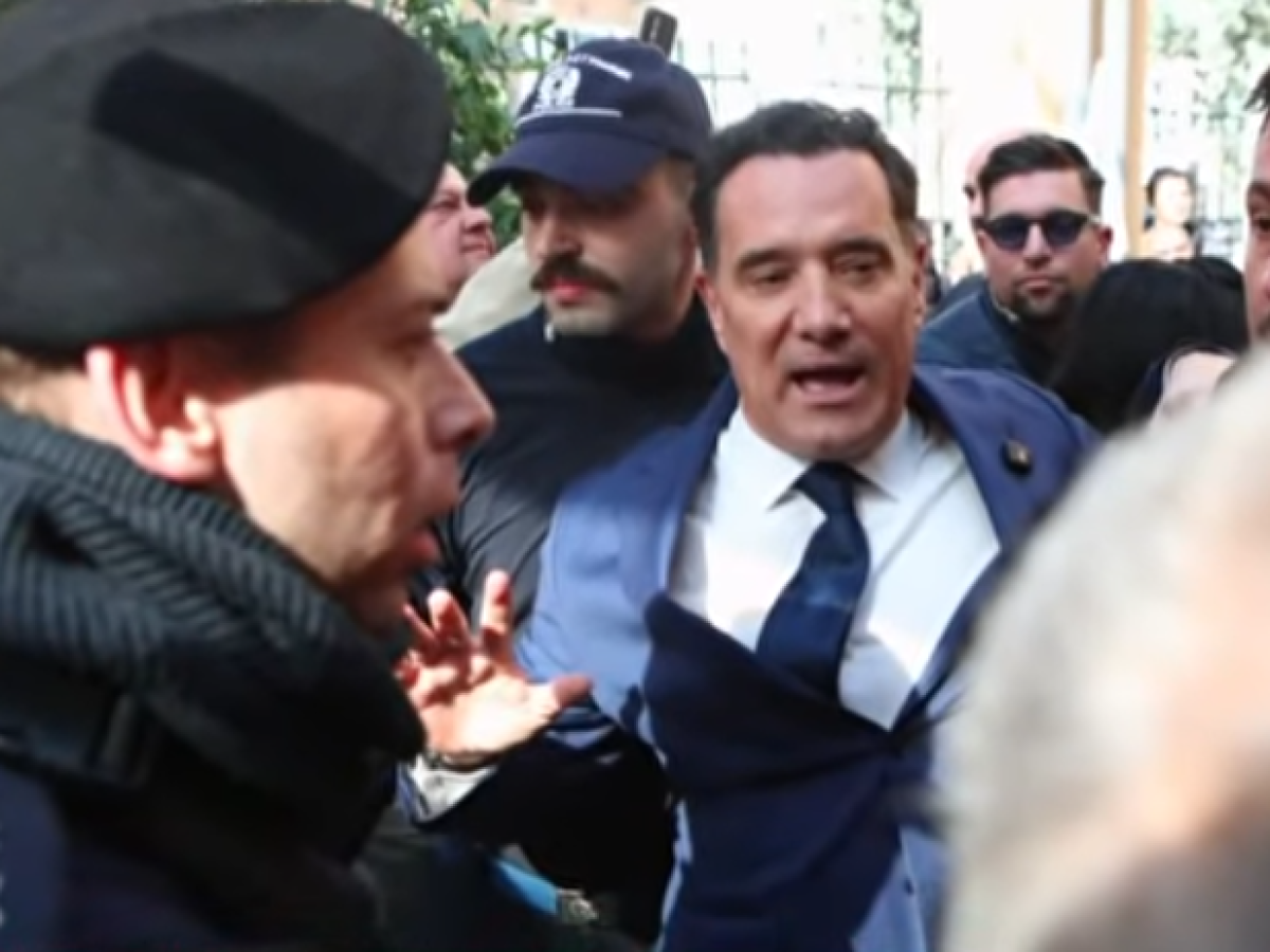 Ένταση μεταξύ υγειονομικών και ομάδων καταστολής έξω από το ΓΝ Νίκαιας κατά την άφιξη Γεωργιάδη