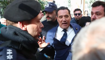 Ένταση μεταξύ υγειονομικών και ομάδων καταστολής έξω από το ΓΝ Νίκαιας κατά την άφιξη Γεωργιάδη