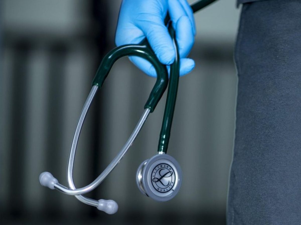 Έντονες αντιδράσεις των γιατρών για τη νέα ρύθμιση στρατιωτικής θητείας – Θα παρουσιάζονται πέντε χρόνια νωρίτερα