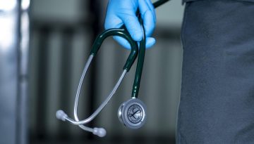Έντονες αντιδράσεις των γιατρών για τη νέα ρύθμιση στρατιωτικής θητείας – Θα παρουσιάζονται πέντε χρόνια νωρίτερα