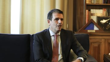 Επίθεση Καιρίδη σε δημοσιογράφο: «Να κάνετε σωστά τη δουλειά σας» – Αντιδράσεις από τον ΣΥΡΙΖΑ