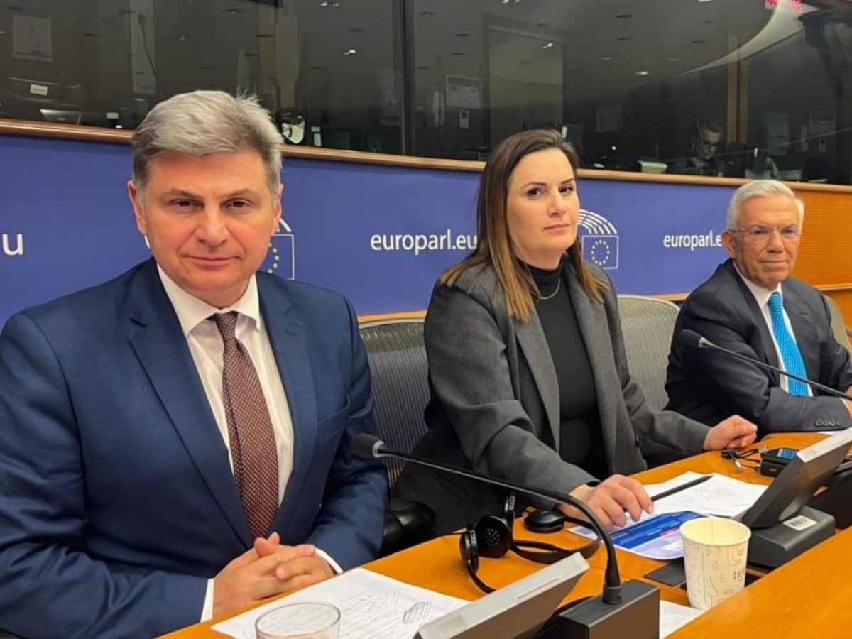&Phi;&alpha;&rho;&alpha;&nu;&tau;&omicron;ύ&rho;&eta;&sigmaf;: &laquo;&Epsilon;&upsilon;&rho;&omega;&pi;&alpha;ϊ&kappa;ή &Alpha;&Omicron;&Zeta; &sigma;&tau;&eta; &Mu;&epsilon;&sigma;ό&gamma;&epsilon;&iota;&omicron; &eta; &alpha;&pi;ά&nu;&tau;&eta;&sigma;&eta; &sigma;&tau;&iota;&sigmaf; &alpha;&pi;&epsilon;&iota;&lambda;έ&sigmaf;&raquo;