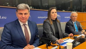 &Phi;&alpha;&rho;&alpha;&nu;&tau;&omicron;ύ&rho;&eta;&sigmaf;: &laquo;&Epsilon;&upsilon;&rho;&omega;&pi;&alpha;ϊ&kappa;ή &Alpha;&Omicron;&Zeta; &sigma;&tau;&eta; &Mu;&epsilon;&sigma;ό&gamma;&epsilon;&iota;&omicron; &eta; &alpha;&pi;ά&nu;&tau;&eta;&sigma;&eta; &sigma;&tau;&iota;&sigmaf; &alpha;&pi;&epsilon;&iota;&lambda;έ&sigmaf;&raquo;