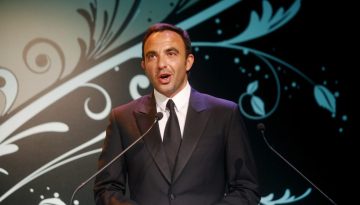 Φλερτ ΝΔ με Αλιάγα με το βλέμμα στους ομογενείς