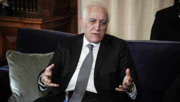 &Phi;ό&rho;&omicron;&upsilon;&mu; &tau;&omega;&nu; &Delta;&epsilon;&lambda;&phi;ώ&nu;: &Sigma;&upsilon;&zeta;ή&tau;&eta;&sigma;&eta; &mu;&epsilon; &tau;&omicron;&nu; &Alpha;&rho;&mu;έ&nu;&iota;&omicron; &Pi;&rho;ό&epsilon;&delta;&rho;&omicron; Vahagn Khachaturyan