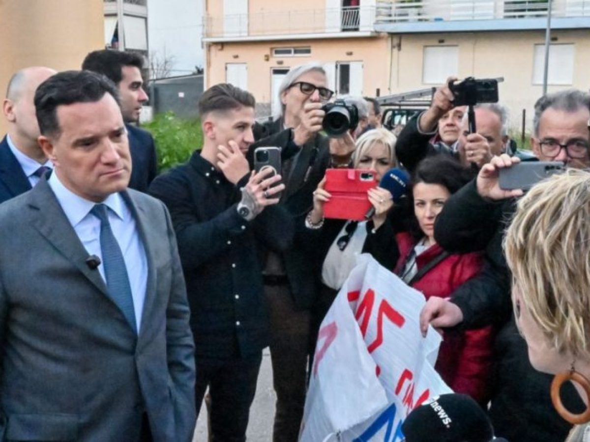 Γεωργιάδης στο Άργος: Διαμαρτυρίες ΚΚΕ για φρεγάτα και εγκαινίαση ορθοπεδικής κλινικής