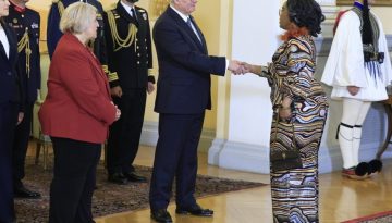 &Eta; &alpha;&pi;&omicron;&upsilon;&sigma;ί&alpha; &tau;&eta;&sigmaf; &Kappa;ί&mu;&pi;&epsilon;&rho;&lambda;&iota; &alpha;&pi;ό &tau;&omicron; &Pi;&rho;&omicron;&epsilon;&delta;&rho;&iota;&kappa;ό &ndash; &Pi;&omicron;&iota;&omicron;&sigmaf; &tau;&eta;&nu; &alpha;&nu;&tau;&iota;&kappa;&alpha;&tau;έ&sigma;&tau;&eta;&sigma;&epsilon; &sigma;&tau;&eta; &delta;&epsilon;&xi;ί&omega;&sigma;&eta; &Tau;&alpha;&sigma;&omicron;ύ&lambda;&alpha; (&Epsilon;&iota;&kappa;ό&nu;&epsilon;&sigmaf;)