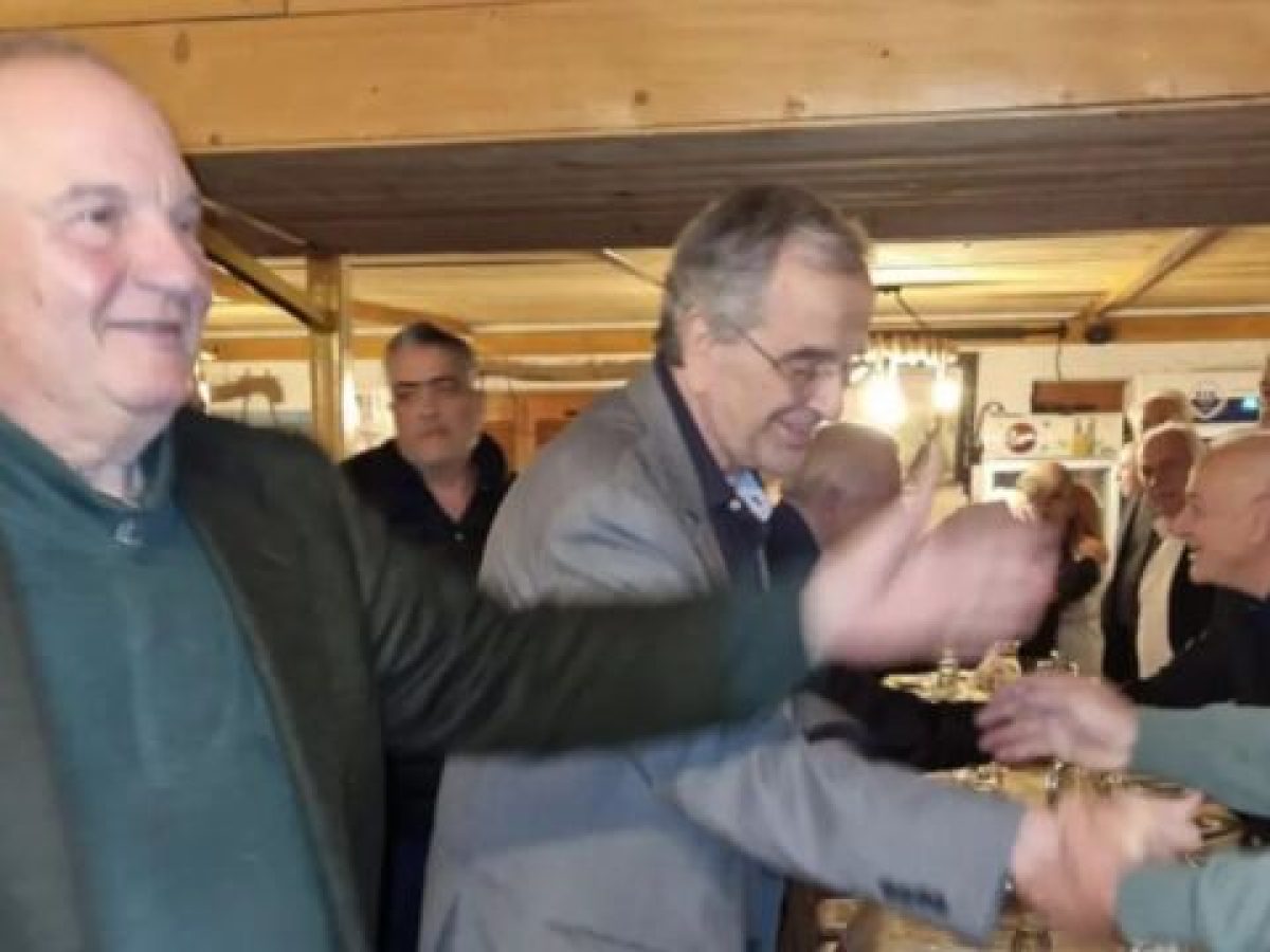 Η υποδοχή Καραμανλή από Σαμαρά σε ταβέρνα στην Καλαμάτα, η αντιμητσοτακική σύναξη, ο ελεύθερος σκοπευτής… και το ραντεβ