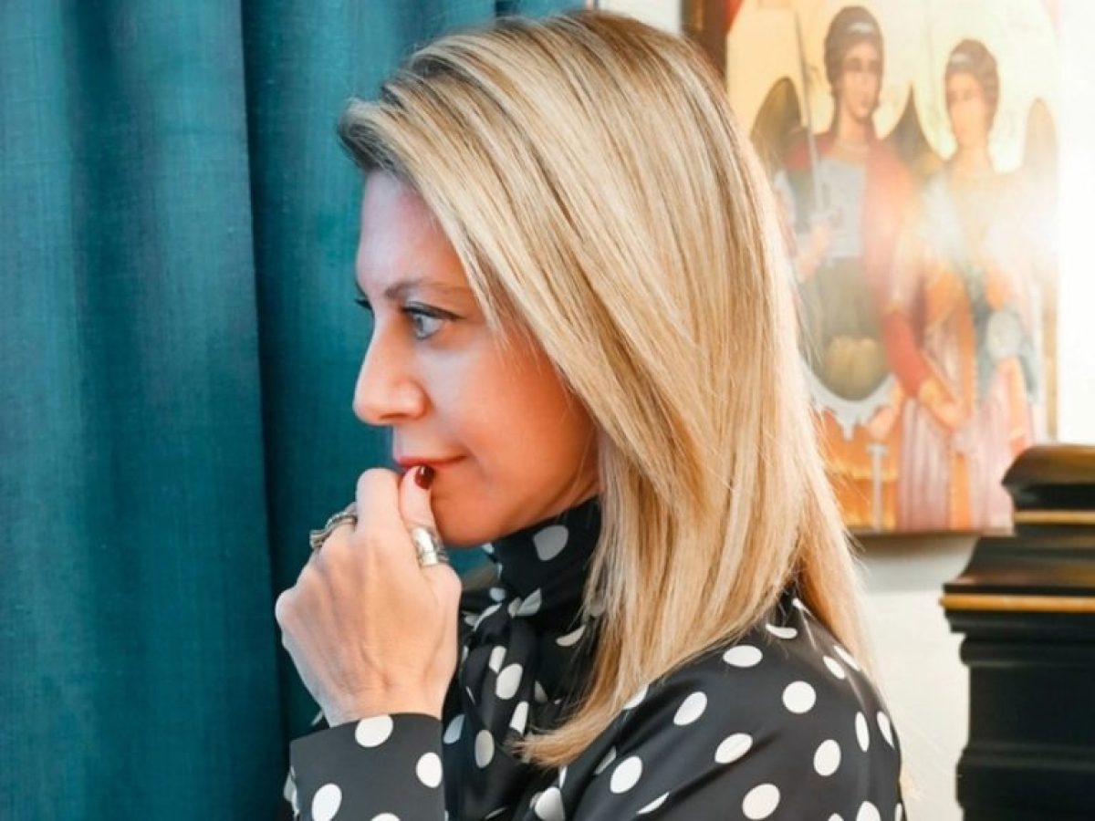 Η ηθική ασυνέπεια της Μαρίας Καρυστιανού και η βύθισή της στα σκοτάδια του ρατσισμού και της υπερσυντηρητικής δεξιάς