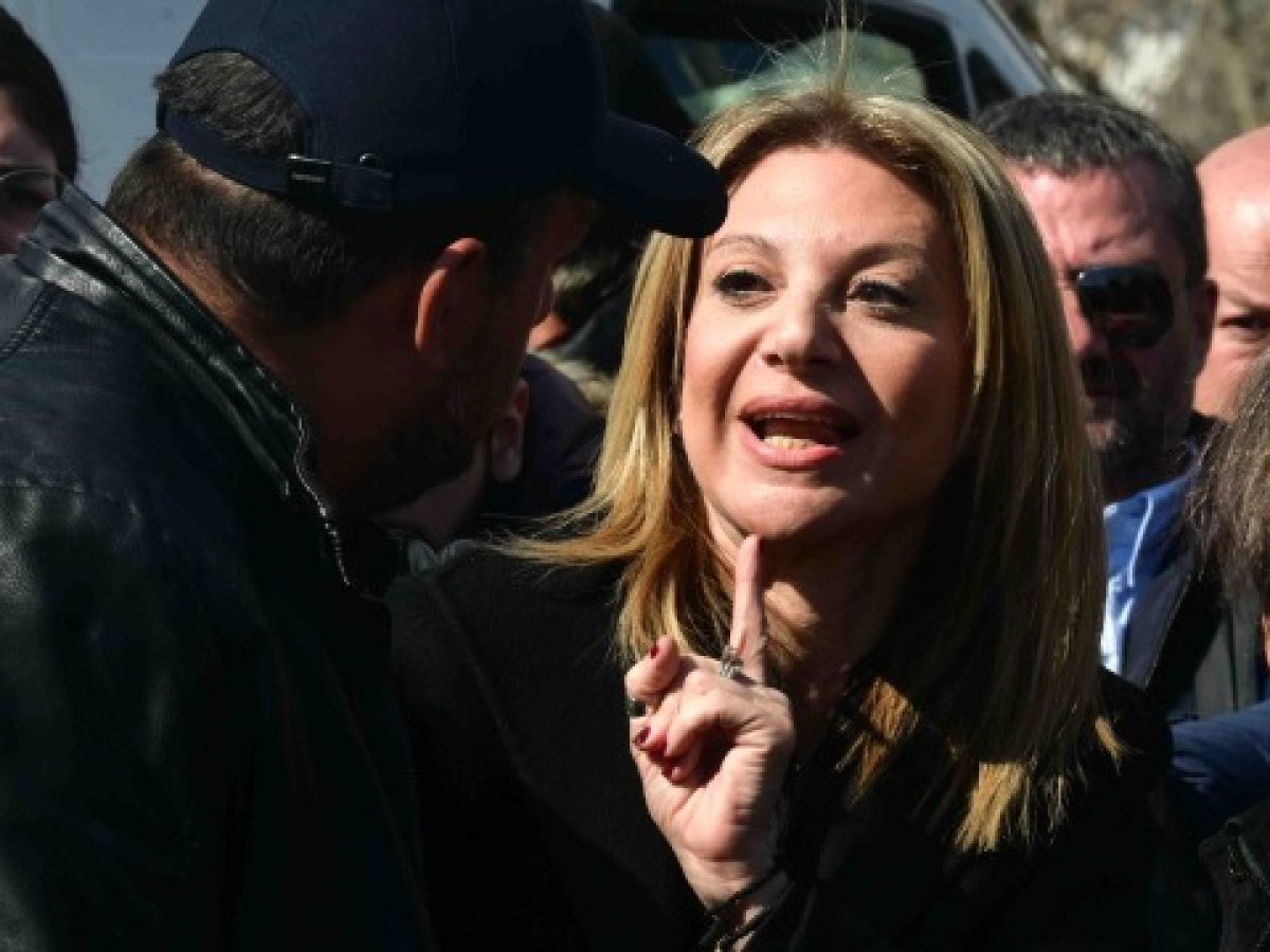 Η Καρυστιανού υποστήριξε ότι δεν την άφησαν να μιλήσει στην συγκέντρωση στο Σύνταγμα για τα Τέμπη: Εικόνες από την έντονη