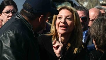 Η Καρυστιανού υποστήριξε ότι δεν την άφησαν να μιλήσει στην συγκέντρωση στο Σύνταγμα για τα Τέμπη: Εικόνες από την έντονη