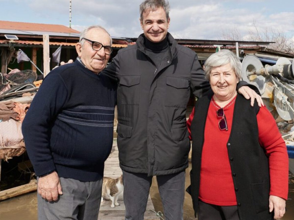 Η «Κυρά του Δέλτα» έκανε το τραπέζι στον Μητσοτάκη στην καλύβα της (φωτογραφίες)