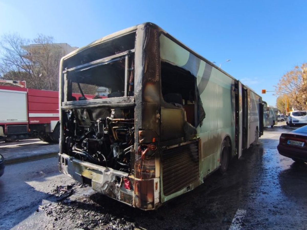 Η κυβέρνηση καρατόμησε τους επικεφαλής του ΟΣΕΘ μετά το μπαράζ περιστατικών με φωτιές σε λεωφορεία