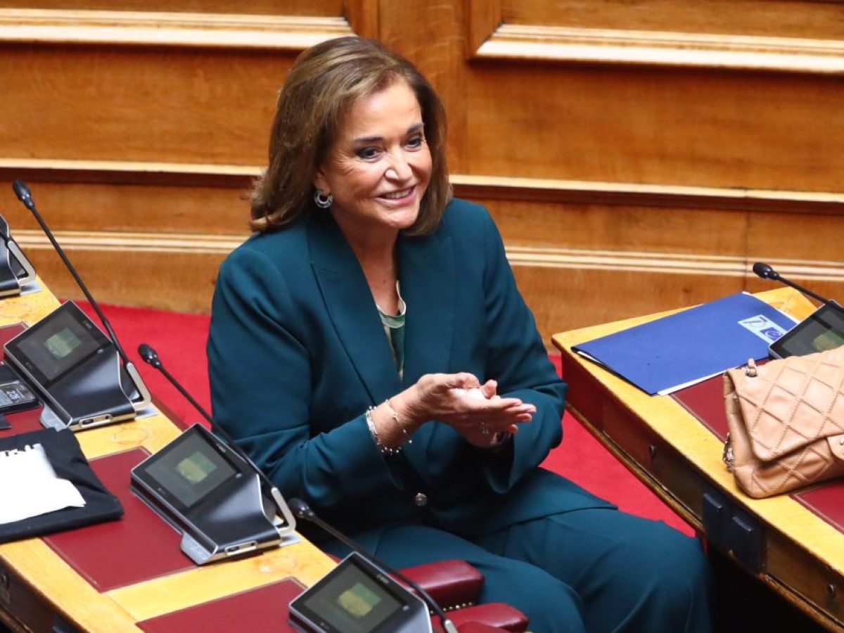 Η Ντόρα δεν «τσουβαλιάζει» Καραμανλή και Σαμαρά