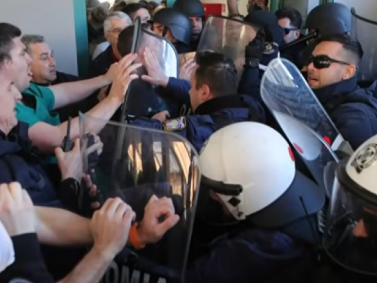 Η ΟΕΝΓΕ καταγγέλλει την επίθεση των ομάδων καταστολής στους υγειονομικούς και τη σύλληψη εργαζόμενου στο ΓΝ Νίκαιας