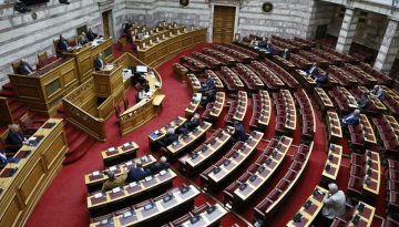 &Eta; &tau;&rho;&alpha;&gamma;&omega;&delta;ί&alpha; &sigma;&tau;&eta; &Chi;ί&omicron; &delta;&upsilon;&nu;&alpha;&mu;&iota;&tau;ί&zeta;&epsilon;&iota; &tau;&omicron; &pi;&omicron;&lambda;&iota;&tau;&iota;&kappa;ό &kappa;&lambda;ί&mu;&alpha; &ndash; &Sigma;&tau;&eta;&nu; &Omicron;&lambda;&omicron;&mu;έ&lambda;&epsilon;&iota;&alpha; &sigma;ή&mu;&epsilon;&rho;&alpha; &tau;&omicron; &nu;&omicron;&mu;&omicron;&sigma;&chi;έ&delta;&iota;&omicron; &Pi;&lambda;&epsilon;ύ&rho;&eta;