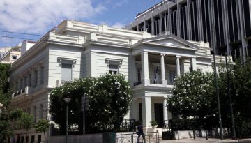 &Upsilon;&Pi;&Epsilon;&Xi;: &Pi;&alpha;&rho;&alpha;&kappa;&omicron;&lambda;&omicron;&upsilon;&theta;&omicron;ύ&mu;&epsilon; &sigma;&tau;&epsilon;&nu;ά &kappa;&alpha;&iota; &mu;&epsilon; &alpha;&nu;&eta;&sigma;&upsilon;&chi;ί&alpha; &tau;&iota;&sigmaf; &epsilon;&xi;&epsilon;&lambda;ί&xi;&epsilon;&iota;&sigmaf; &sigma;&tau;&omicron; &Iota;&rho;ά&nu; &kappa;&alpha;&iota; &tau;&eta;&nu; &pi;&epsilon;&rho;&iota;&omicron;&chi;ή &tau;&eta;&sigmaf; &Mu;έ&sigma;&eta;&sigmaf; &Alpha;&nu;&alpha;&tau;&omicron;&lambda;ή&sigmaf;