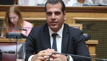 &laquo;Ή&theta;&epsilon;&lambda;&alpha; &nu;&alpha; &phi;&iota;&lambda;ή&sigma;&omega; &tau;&alpha; &pi;&alpha;&iota;&delta;&iota;ά &mu;&omicron;&upsilon; &pi;&rho;&iota;&nu; &pi;&epsilon;&theta;ά&nu;&omega;&raquo;: &Eta; &sigma;&upsilon;&gamma;&kappa;&lambda;&omicron;&nu;&iota;&sigma;&tau;&iota;&kappa;ή &epsilon;&xi;&omicron;&mu;&omicron;&lambda;ό&gamma;&eta;&sigma;&eta; &tau;&omicron;&upsilon; &Theta;ά&nu;&omicron;&upsilon; &Pi;&lambda;&epsilon;ύ&rho;&eta; &sigma;&tau;&omicron; Face2Face