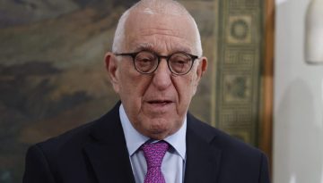 &Kappa;&alpha;&kappa;&lambda;&alpha;&mu;ά&nu;&eta;&sigmaf; &gamma;&iota;&alpha; &tau;&eta;&nu; &epsilon;&pi;&alpha;&nu;έ&nu;&omega;&sigma;&eta; &tau;&omega;&nu; &gamma;&lambda;&upsilon;&pi;&tau;ώ&nu; &tau;&omicron;&upsilon; &Pi;&alpha;&rho;&theta;&epsilon;&nu;ώ&nu;&alpha;: &laquo;&Omicron; &alpha;&gamma;ώ&nu;&alpha;&sigmaf; &mu;&alpha;&sigmaf; &delta;&epsilon; &theta;&alpha; &kappa;&alpha;&mu;&phi;&theta;&epsilon;ί &mu;έ&chi;&rho;&iota; &tau;&eta;&nu; &tau;&epsilon;&lambda;&iota;&kappa;ή &delta;&iota;&kappa;&alpha;ί&omega;&sigma;&eta;&raquo;