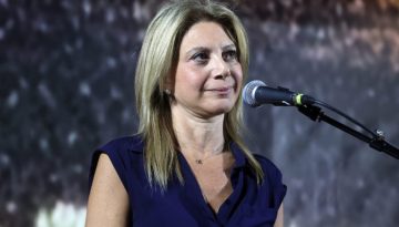 &Kappa;&alpha;&rho;&upsilon;&sigma;&tau;&iota;&alpha;&nu;&omicron;ύ: &Mu;&epsilon; &pi;&lambda;&eta;&sigma;ί&alpha;&sigma;&epsilon; &omicron; &Sigma;&tau;&alpha;&mu;ά&tau;&eta;&sigmaf; &omega;&sigmaf; &epsilon;&kappa;&pi;&rho;ό&sigma;&omega;&pi;&omicron;&sigmaf; &tau;&omicron;&upsilon; &Kappa;. &Mu;&eta;&tau;&sigma;&omicron;&tau;ά&kappa;&eta; &gamma;&iota;&alpha; &nu;&alpha; &mu;&epsilon; &rho;&omega;&tau;ή&sigma;&epsilon;&iota; &laquo;&tau;&iota; &chi;&rho;&epsilon;&iota;ά&zeta;&omicron;&mu;&alpha;&iota;&raquo;