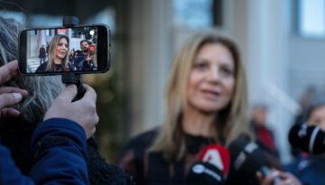 &Kappa;&alpha;&rho;&upsilon;&sigma;&tau;&iota;&alpha;&nu;&omicron;ύ: &Tau;έ&rho;&mu;&alpha; &delta;&epsilon;&xi;&iota;ά &tau;&omicron; &tau;&iota;&mu;ό&nu;&iota; &alpha;&lambda;&lambda;ά &mu;&epsilon;.. &epsilon;&upsilon;&alpha;&iota;&sigma;&theta;&eta;&sigma;ί&alpha; &ndash; &laquo;&Pi;&alpha;&rho;ά&nu;&omicron;&mu;&eta; &epsilon;&iota;&sigma;&beta;&omicron;&lambda;ή&raquo; &beta;&lambda;έ&pi;&epsilon;&iota; &sigma;&tau;&eta;&nu; &tau;&rho;&alpha;&gamma;&omega;&delta;ί&alpha; &sigma;&tau;&eta; &Chi;ί&omicron;