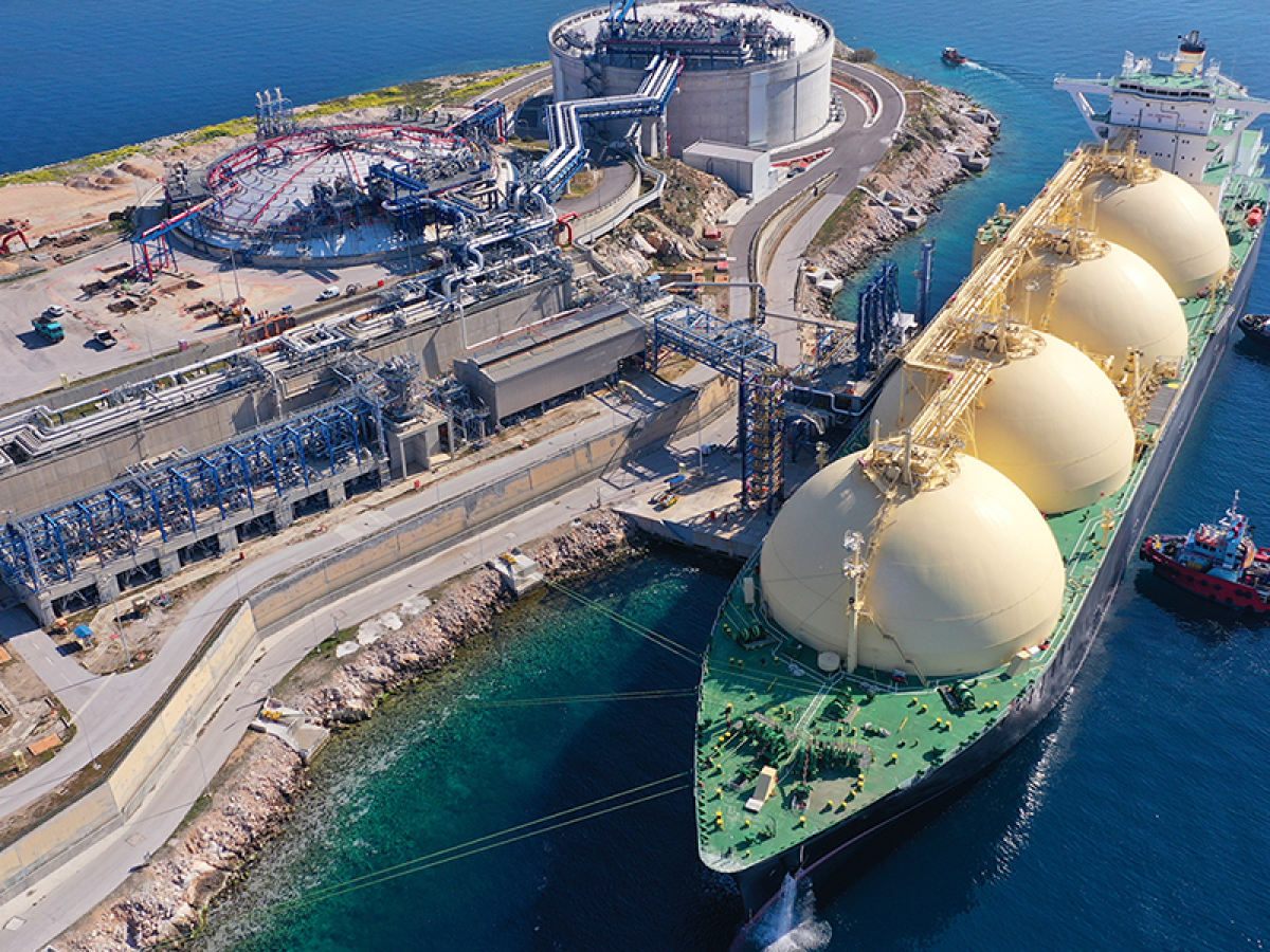 Κάθετος διάδρομος, LNG και πράσινα άλογα