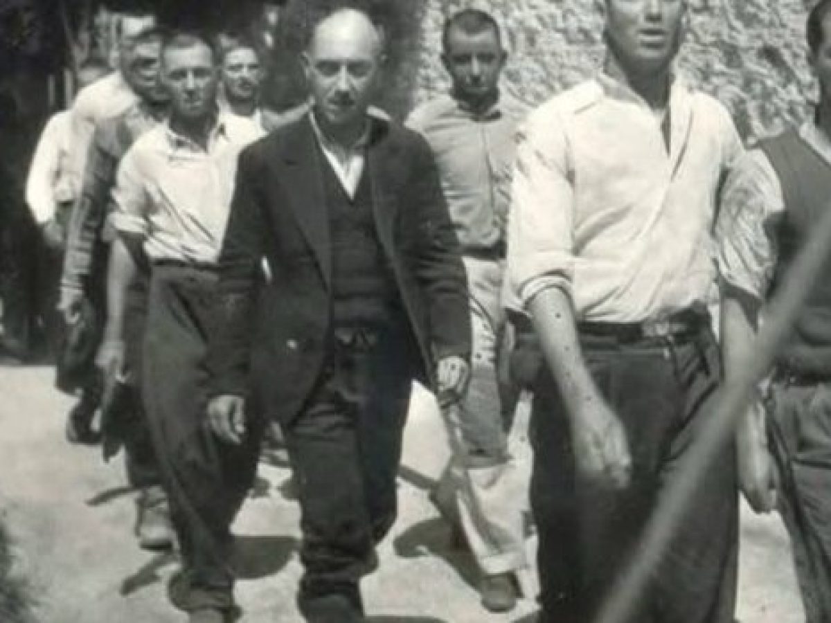 ΚΚΕ: Οι φωτογραφίες των 200 της Καισαριανής δείχνουν το ηθικό μεγαλείο των κομμουνιστών