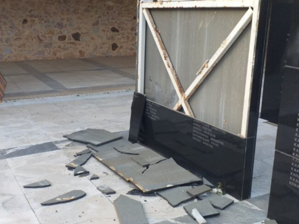 ΚΚΕ: Αποτροπιασμός για την επιχείρηση καταστροφής του μνημείου από θρασύδειλα φασιστοειδή