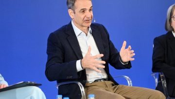 &laquo;&Kappa;&lambda;ί&nu;&alpha;&tau;&epsilon; &epsilon;&pi;ί &delta;&epsilon;&xi;&iota;ά&raquo; &alpha;&pi;ό &tau;&omicron;&nu; &Kappa;. &Mu;&eta;&tau;&sigma;&omicron;&tau;ά&kappa;&eta; &sigma;&tau;&omicron;&nu; Έ&beta;&rho;&omicron;