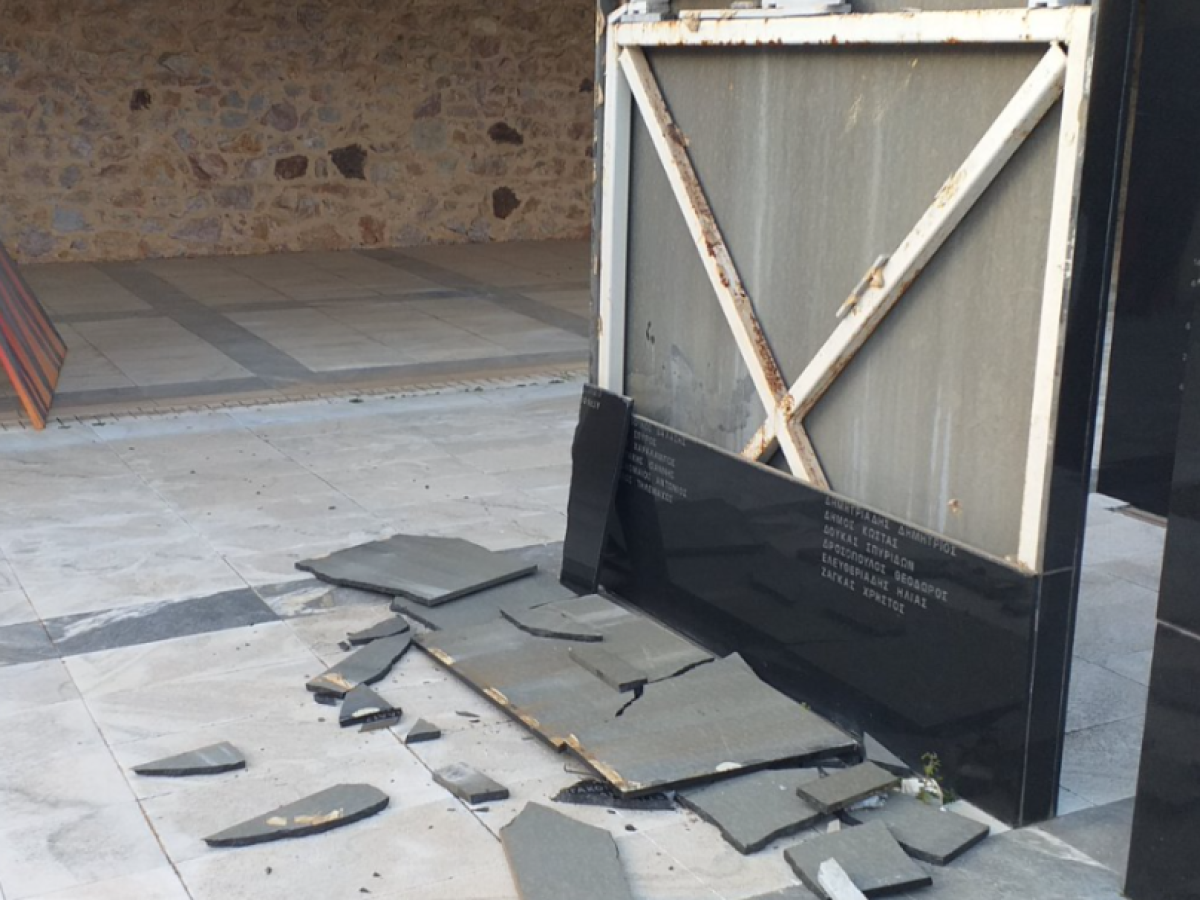 ΚΟ Αττικής του ΚΚΕ: Ζητά να αναλάβει την αποκατάσταση της πλάκας για τους 200 εκτελεσμένους στην Καισαριανή