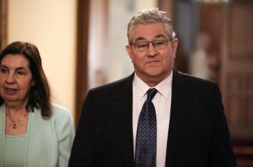 koutsoumpas-mono-i-ergatiki-taxi