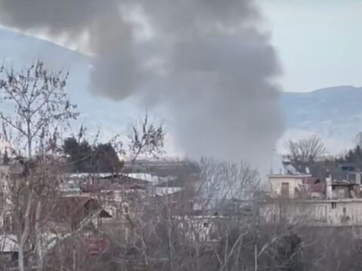 Λάρισα: Φωτιά σε διαμέρισμα πολυκατοικίας – Aγωνία για έναν εγκλωβισμένο (Βίντεο)