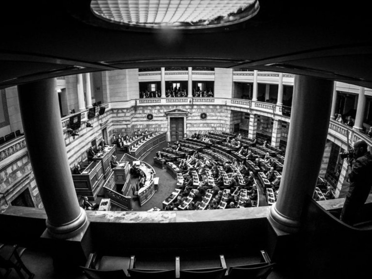 Μάχη για τη συνταγματική αναθεώρηση: Η… μεταρρυθμιστική επιδίωξη της κυβέρνησης, γιατί επιφυλάσσεται η αντιπολίτευση