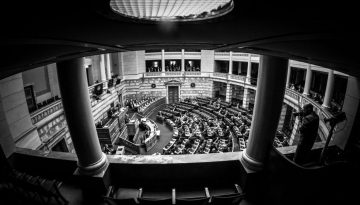Μάχη για τη συνταγματική αναθεώρηση: Η… μεταρρυθμιστική επιδίωξη της κυβέρνησης, γιατί επιφυλάσσεται η αντιπολίτευση