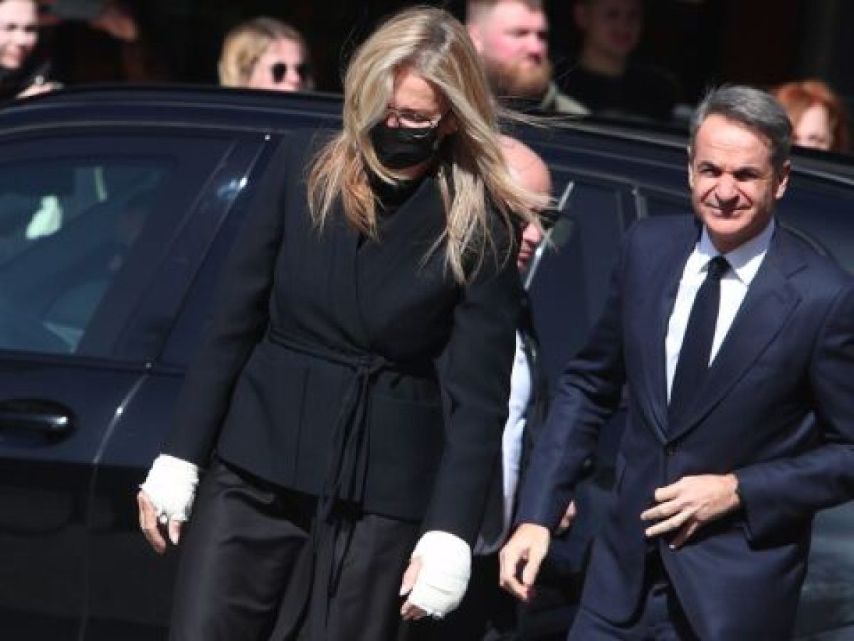 Μαρέβα Μητσοτάκη: Στην κηδεία της Ελένης Γλύκατζη-Αρβελέρ – Η πρώτη της εμφάνιση μετά το χειρουργείο, με επιδέσμους στα χ