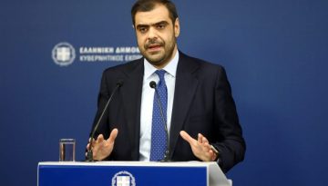 &Mu;&alpha;&rho;&iota;&nu;ά&kappa;&eta;&sigmaf;: H &Nu;έ&alpha; &Delta;&eta;&mu;&omicron;&kappa;&rho;&alpha;&tau;ί&alpha; &alpha;&pi;&omicron;&kappa;&lambda;&epsilon;ί&epsilon;&iota; &kappa;ά&theta;&epsilon; &epsilon;&nu;&delta;&epsilon;&chi;ό&mu;&epsilon;&nu;&omicron; &sigma;&upsilon;&gamma;&kappa;&upsilon;&beta;έ&rho;&nu;&eta;&sigma;&eta;&sigmaf; &mu;&epsilon; &tau;&eta;&nu; &Epsilon;&lambda;&lambda;&eta;&nu;&iota;&kappa;ή &Lambda;ύ&sigma;&eta;