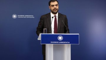 &Mu;&alpha;&rho;&iota;&nu;ά&kappa;&eta;&sigmaf;: &Delta;&epsilon;&nu; &mu;&pi;&omicron;&rho;&epsilon;ί &nu;&alpha; &mu;&iota;&lambda;ά&epsilon;&iota; &kappa;ά&pi;&omicron;&iota;&omicron;&sigmaf; &gamma;&iota;&alpha; &delta;&iota;&epsilon;&theta;&nu;έ&sigmaf; &delta;ί&kappa;&alpha;&iota;&omicron; &kappa;&alpha;&iota; &tau;&alpha;&upsilon;&tau;ό&chi;&rho;&omicron;&nu;&alpha; &gamma;&iota;&alpha; &laquo;&Gamma;&alpha;&lambda;ά&zeta;&iota;&alpha; &Pi;&alpha;&tau;&rho;ί&delta;&alpha;&raquo;