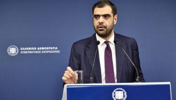 &Mu;&alpha;&rho;&iota;&nu;ά&kappa;&eta;&sigmaf; &gamma;&iota;&alpha; &Sigma;&upsilon;&nu;&tau;&alpha;&gamma;&mu;&alpha;&tau;&iota;&kappa;ή &Alpha;&nu;&alpha;&theta;&epsilon;ώ&rho;&eta;&sigma;&eta;: &laquo;&Tau;&alpha; &kappa;ό&mu;&mu;&alpha;&tau;&alpha; &pi;έ&rho;&iota;&xi; &tau;&omicron;&upsilon; &Kappa;έ&nu;&tau;&rho;&omicron;&upsilon; &nu;&alpha; &alpha;&nu;&alpha;&mu;&epsilon;&tau;&rho;&eta;&theta;&omicron;ύ&nu; &mu;&epsilon; &tau;&eta;&nu; &iota;&sigma;&tau;&omicron;&rho;ί&alpha; &tau;&omicron;&upsilon;&sigmaf;&raquo;