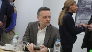 &Mu;&epsilon;&gamma;ά&lambda;&eta; &delta;&iota;&alpha;&delta;&iota;&kappa;&tau;&upsilon;&alpha;&kappa;ή &sigma;&upsilon;&nu;ά&nu;&tau;&eta;&sigma;&eta; &sigma;&tau;&epsilon;&lambda;&epsilon;&chi;ώ&nu; &tau;&omicron;&upsilon; &Chi;ά&rho;&eta; &Delta;&omicron;ύ&kappa;&alpha; &ndash; &laquo;&Delta;&epsilon;&nu; &delta;&epsilon;&chi;ό&mu;&alpha;&sigma;&tau;&epsilon; έ&nu;&alpha; &Pi;&Alpha;&Sigma;&Omicron;&Kappa; &delta;&epsilon;ύ&tau;&epsilon;&rho;&omicron; ή &tau;&rho;ί&tau;&omicron;&raquo;