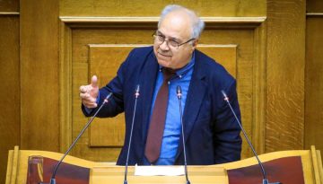 &Mu;&epsilon;&tau;ά &tau;&iota;&sigmaf; &delta;&upsilon;&omicron; &laquo;&kappa;ί&tau;&rho;&iota;&nu;&epsilon;&sigmaf; &kappa;ά&rho;&tau;&epsilon;&sigmaf;&raquo;, ή&rho;&theta;&epsilon; &eta; &laquo;&kappa;ό&kappa;&kappa;&iota;&nu;&eta;&raquo; &gamma;&iota;&alpha; &tau;&omicron;&nu; &Pi;. &Pi;&alpha;&rho;&alpha;&sigma;&kappa;&epsilon;&upsilon;&alpha;ΐ&delta;&eta;