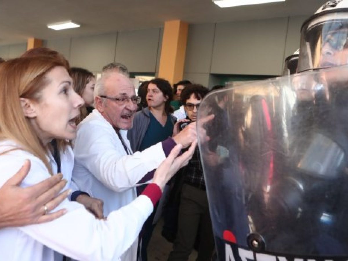 Μετωπική Γεωργιάδη-γιατρών με απειλές για απολύσεις – Σε νοσηρό κλίμα η κουβέντα για το ΕΣΥ