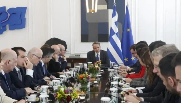 Μητσοτάκης από Μαξίμου: «Επαγγελματίες ανησυχούντες» όσοι δεν χειροκροτούν τις… υποχωρήσεις μας