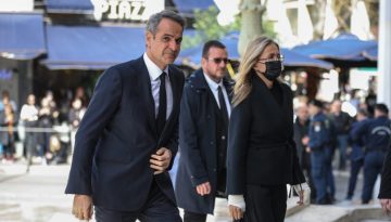 &Mu;&eta;&tau;&sigma;&omicron;&tau;ά&kappa;&eta;&sigmaf;: &laquo;&Eta; &pi;&omicron;&rho;&epsilon;ί&alpha;&sigmaf; &tau;&eta;&sigmaf; &Epsilon;&lambda;έ&nu;&eta;&sigmaf; &Gamma;&lambda;ύ&kappa;&alpha;&tau;&zeta;&eta; &Alpha;&rho;&beta;&epsilon;&lambda;έ&rho; &kappa;&alpha;&tau;έ&sigma;&tau;&eta; &sigma;&upsilon;&nu;&omicron;&delta;&omicron;&iota;&pi;ό&rho;&omicron;&sigmaf; &tau;&eta;&sigmaf; &epsilon;&lambda;&lambda;&eta;&nu;&iota;&kappa;ή&sigmaf; &epsilon;&xi;έ&lambda;&iota;&xi;&eta;&sigmaf;&raquo;
