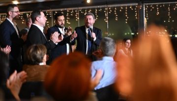 &Nu;. &Alpha;&nu;&delta;&rho;&omicron;&upsilon;&lambda;ά&kappa;&eta;&sigmaf;: &Delta;&epsilon;&nu; &epsilon;ί&nu;&alpha;&iota; &kappa;&omicron;&mu;&mu;&alpha;&tau;&iota;&kappa;ό &mu;&alpha;&sigmaf; &kappa;&alpha;&theta;ή&kappa;&omicron;&nu;, &alpha;&lambda;&lambda;ά &epsilon;&theta;&nu;&iota;&kappa;ό &nu;&alpha; &nu;&iota;&kappa;ή&sigma;&omicron;&upsilon;&mu;&epsilon; &tau;&eta; &Nu;έ&alpha; &Delta;&eta;&mu;&omicron;&kappa;&rho;&alpha;&tau;ί&alpha;