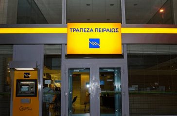 na-girizoun-stin-trapeza-pireos