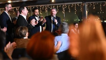 &Nu;ί&kappa;&omicron;&sigmaf; &Alpha;&nu;&delta;&rho;&omicron;&upsilon;&lambda;ά&kappa;&eta;&sigmaf;: &laquo;&Eta; &nu;ί&kappa;&eta; &tau;&omicron;&upsilon; &Pi;&alpha;&Sigma;&omicron;&Kappa; &theta;&alpha; &epsilon;ί&nu;&alpha;&iota; &nu;ί&kappa;&eta; &tau;&omicron;&upsilon; &alpha;&pi;&lambda;&omicron;ύ &kappa;ό&sigma;&mu;&omicron;&upsilon;&raquo;