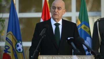 &Nu;ί&kappa;&omicron;&sigmaf; &Delta;έ&nu;&delta;&iota;&alpha;&sigmaf;: &laquo;&Eta; &sigma;&tau;&rho;&alpha;&tau;&iota;&omega;&tau;&iota;&kappa;ή &theta;&eta;&tau;&epsilon;ί&alpha; &mu;έ&chi;&rho;&iota; &tau;ώ&rho;&alpha; ή&tau;&alpha;&nu; &alpha;&gamma;&gamma;&alpha;&rho;&epsilon;ί&alpha; &kappa;&alpha;&iota; &pi;&alpha;&rho;&omega;&delta;ί&alpha; &ndash; &Alpha;&upsilon;&tau;ό &tau;&omicron; &laquo;&pi;&alpha;&rho;&alpha;&mu;ύ&theta;&iota;&raquo; &pi;&rho;έ&pi;&epsilon;&iota; &nu;&alpha; &pi;ά&rho;&epsilon;&iota; έ&nu;&alpha; &tau;έ&lambda;&omicron;&sigmaf;&raquo;