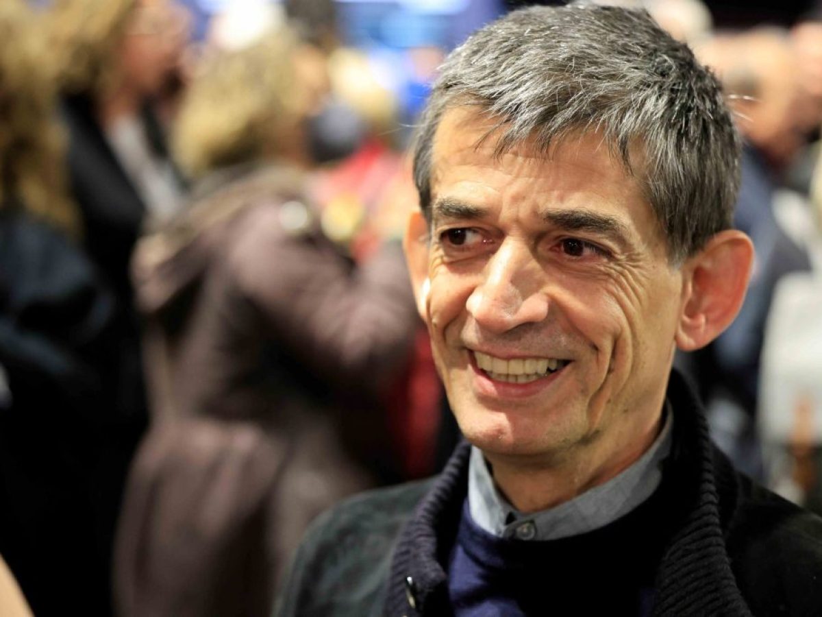 Νίκος Καρανίκας: Ο πρώην σύμβουλος του Τσίπρα στηρίζει το “Ferto” – «Είναι η γροθιά μιας γενιάς που διεκδικεί τα όνειρά τ