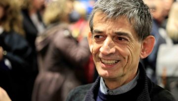 Νίκος Καρανίκας: Ο πρώην σύμβουλος του Τσίπρα στηρίζει το “Ferto” – «Είναι η γροθιά μιας γενιάς που διεκδικεί τα όνειρά τ